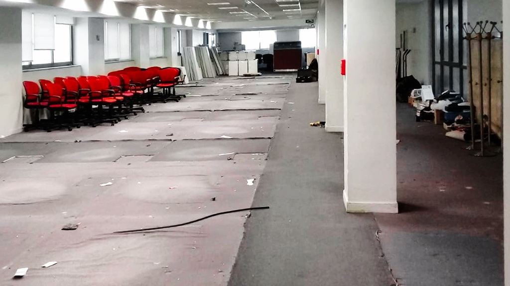 Lote de sillas en institución